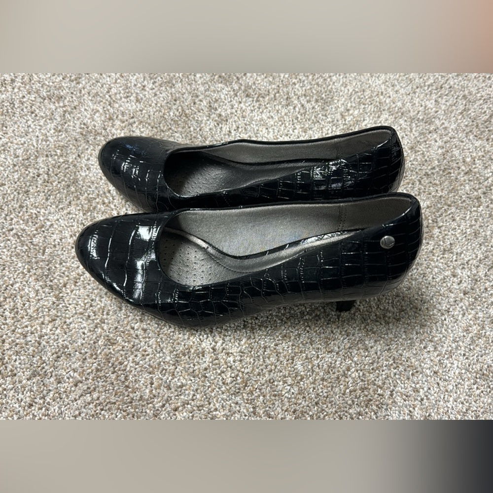 Lifestride soft heel heels black snakeskin pattern